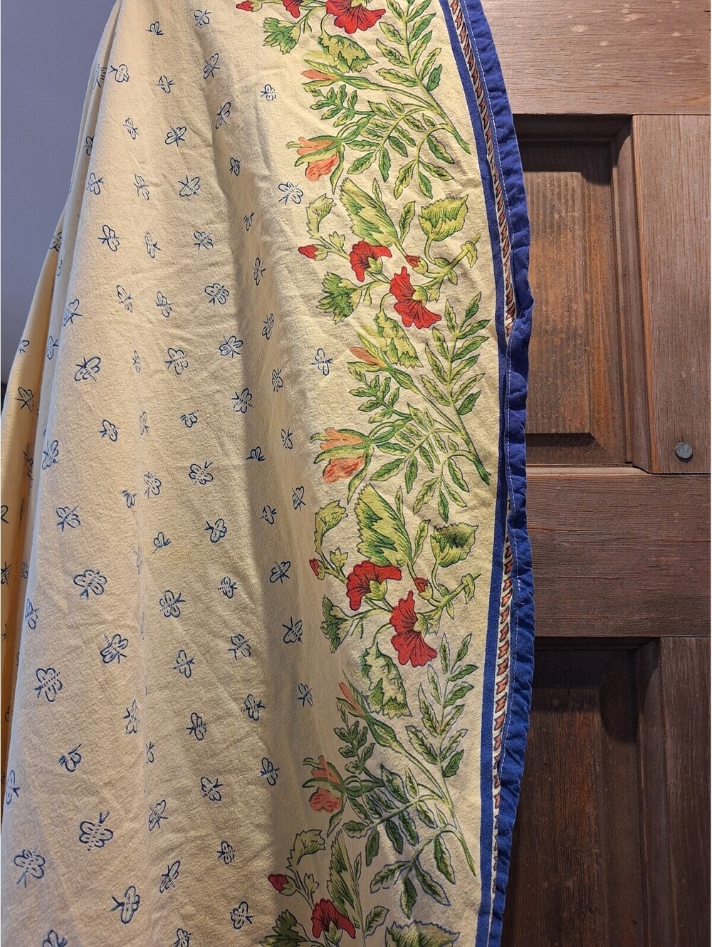 Williams Sonoma tablecloth. Cottagecore, cotton farmhouse cloth. 65" round.